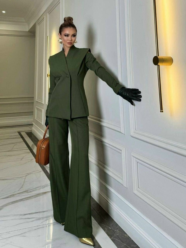 Женский костюм зеленый