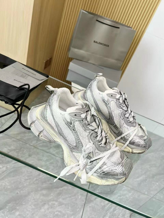 Кроссовки женские серые купить в Интернет-магазине Садовод База - цена 12000 руб Садовод интернет-каталог