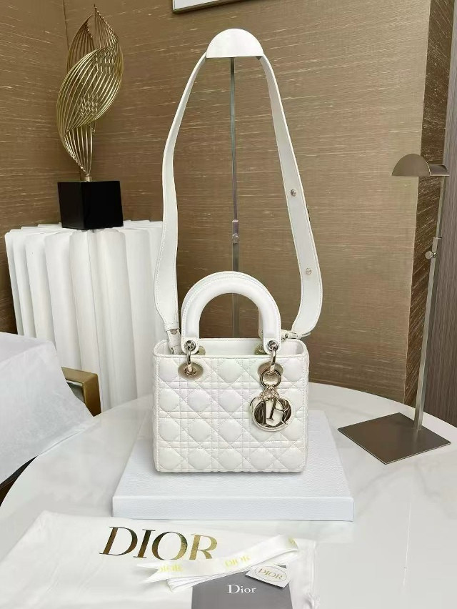 Женская Сумка Качество Premium New Collection Состав: 100% Телячья кожа купить в Интернет-магазине Садовод База - цена 22000 руб Садовод интернет-каталог