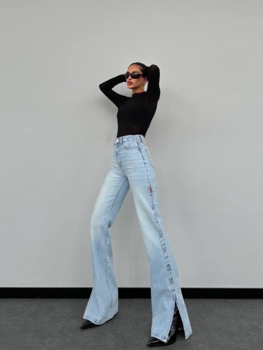 Невероятно крутые голубые джинсы,  сбоку  по всей длине разрезы 🥰💫Идеальная посадка.😍 🤩 САДОВОД официальный интернет-каталог