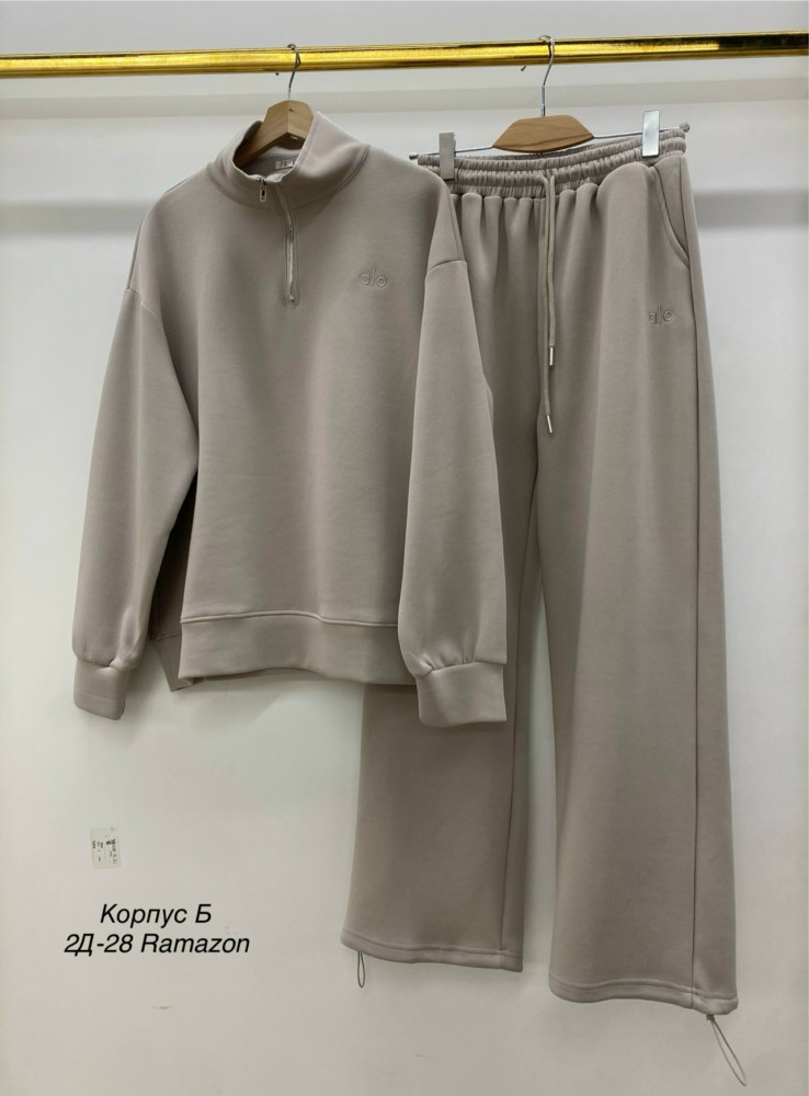 Женский костюм коричневый