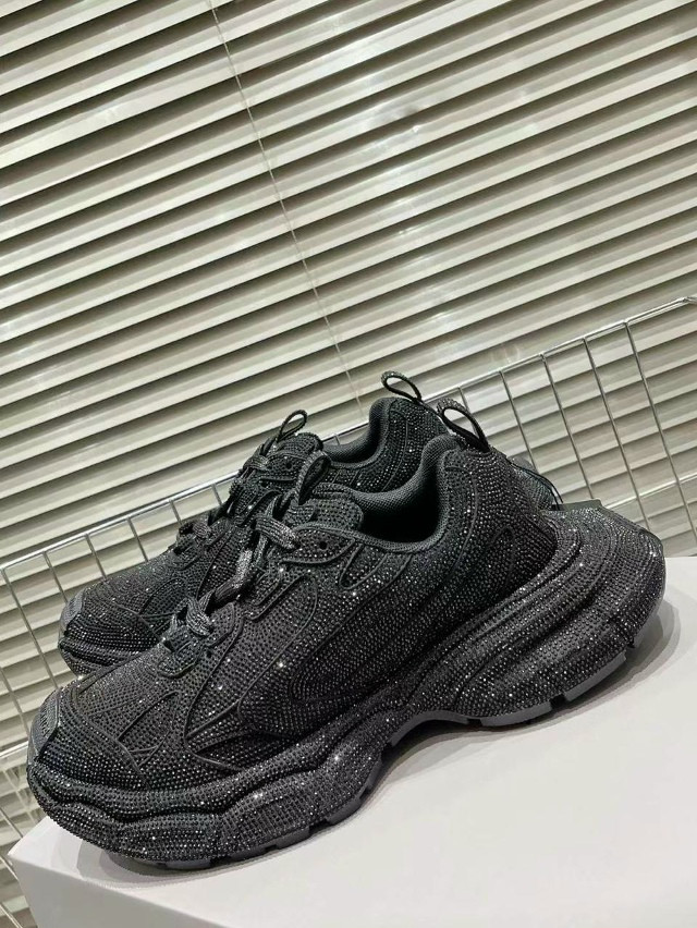 Кроссовки женские черные купить в Интернет-магазине Садовод База - цена 12000 руб Садовод интернет-каталог