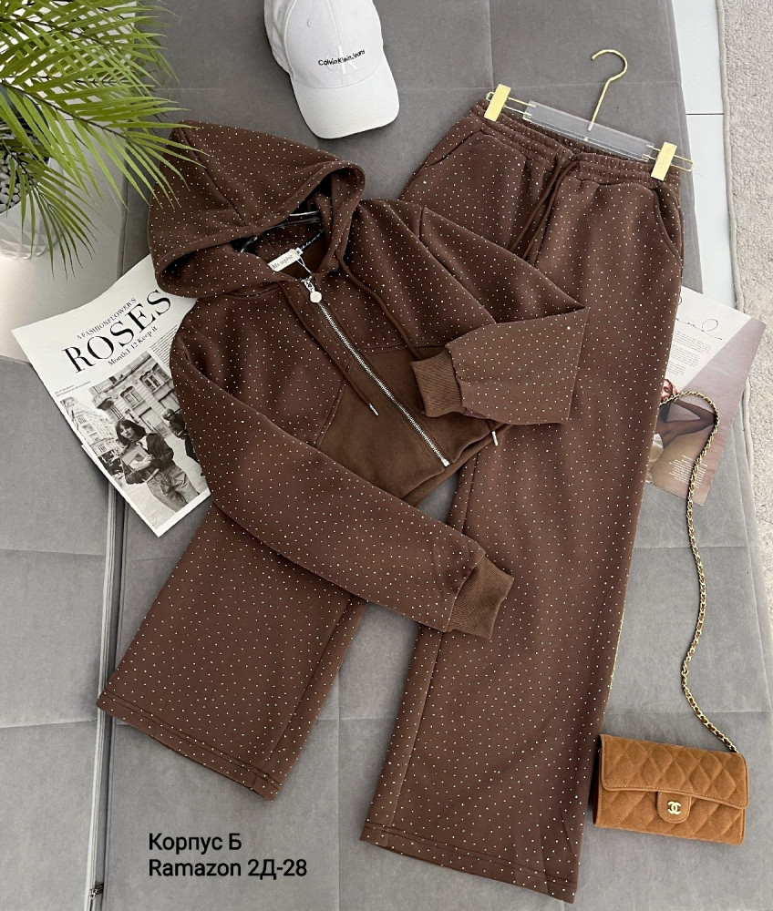 Женский костюм коричневый