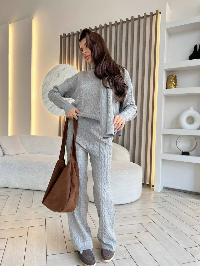 Женский костюм серый