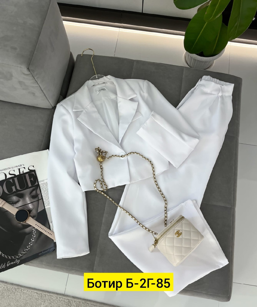 Женский костюм белый