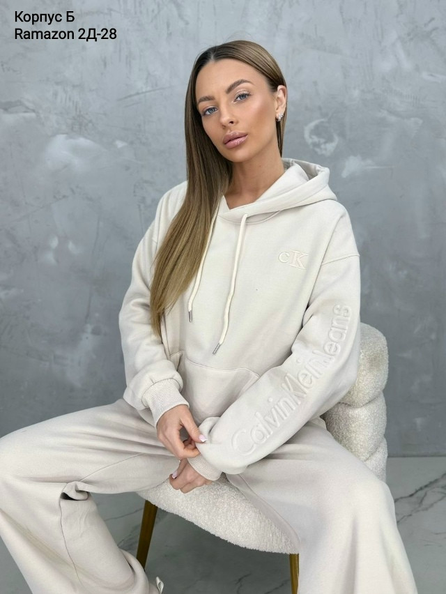 Женский костюм молочный