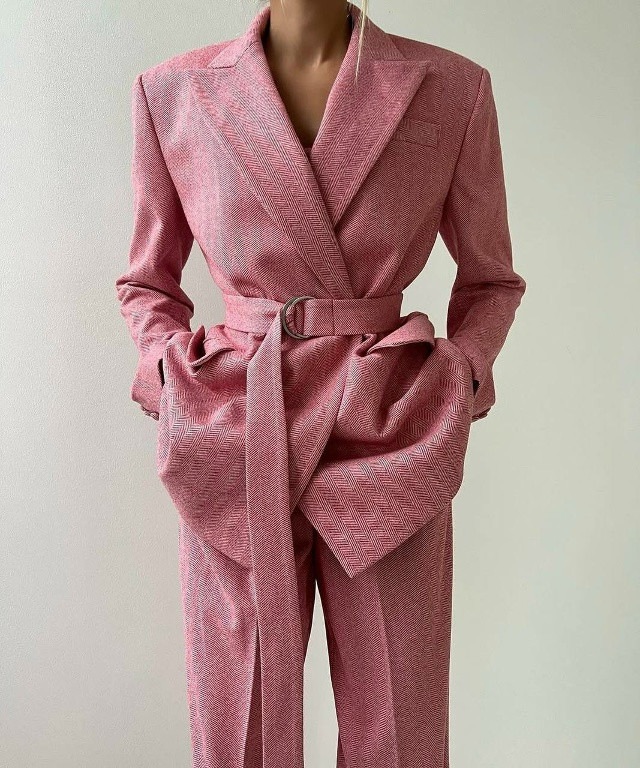 Женский костюм розовый