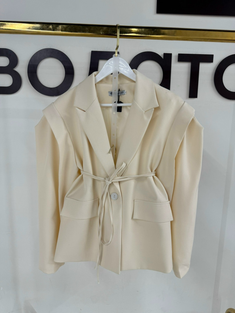 Женский пиджак молочный