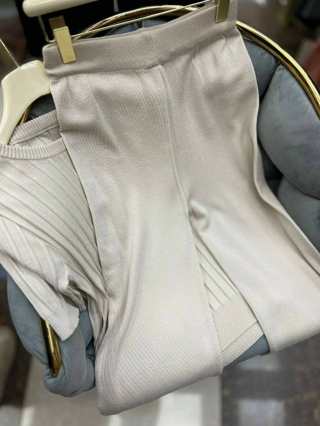 Женский костюм бежевый