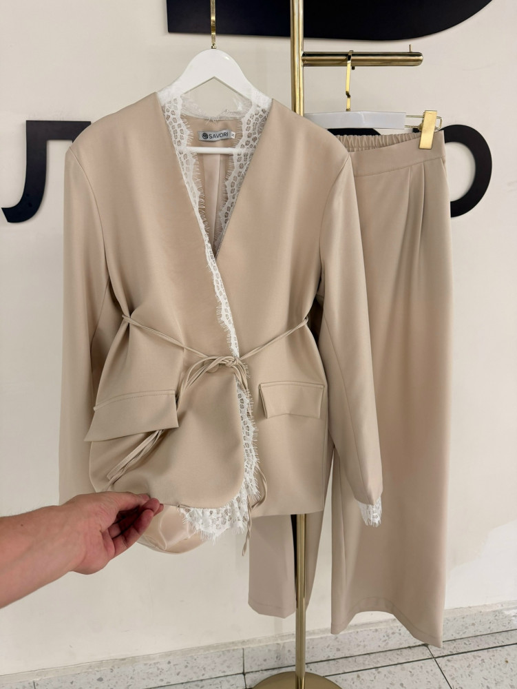 Женский костюм бежевый