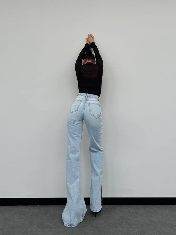 Невероятно крутые голубые джинсы,  сбоку  по всей длине разрезы 🥰💫Идеальная посадка.😍 🤩 купить в Интернет-магазине Садовод База - цена 2500 руб Садовод интернет-каталог