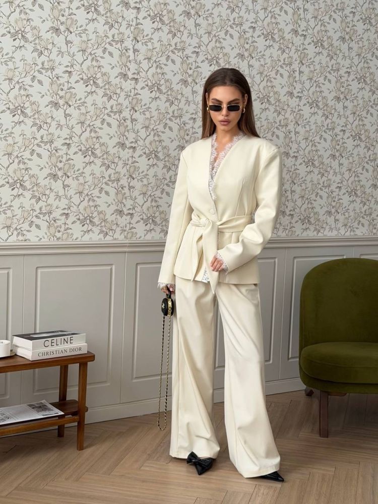 Женский костюм молочный