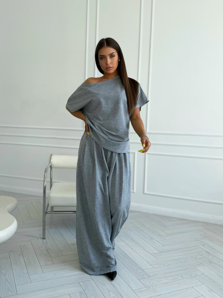 Женский костюм серый