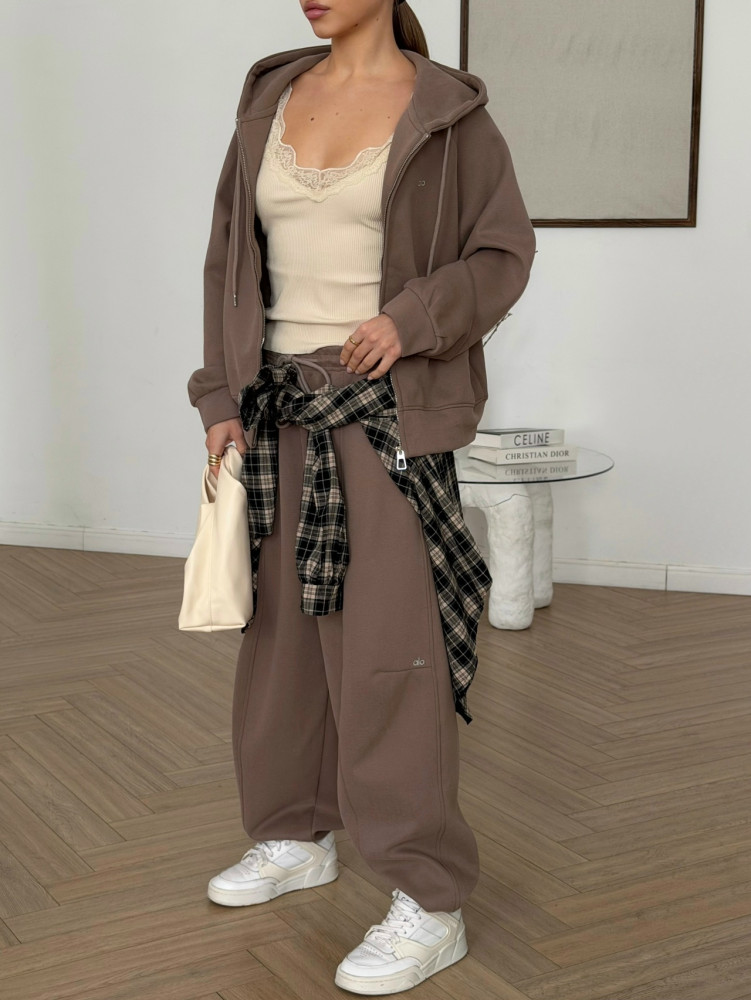 Женский костюм коричневый