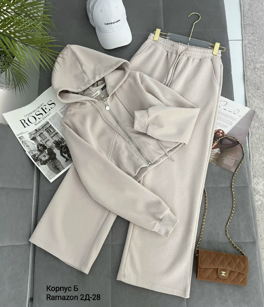 Женский костюм бежевый