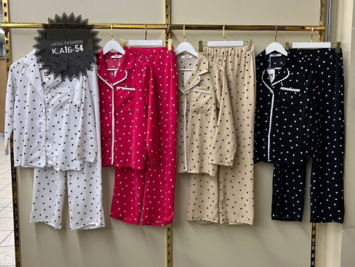 Уютная и милая домашняя пижама состоит из мягкой и невероятно удобной рубашки на пуговицах и широких пижамных штанов САДОВОД официальный интернет-каталог