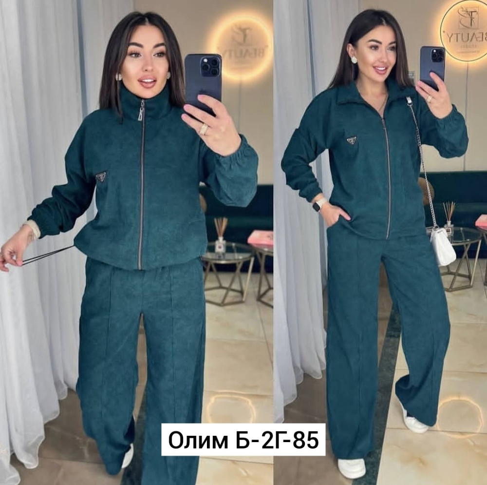 Женский костюм изумрудный