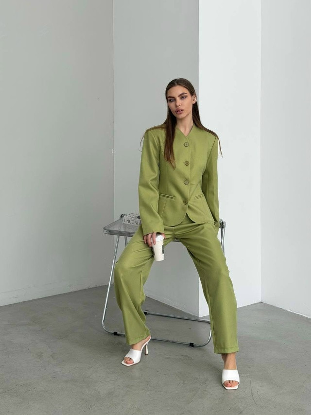 Женский костюм зеленый