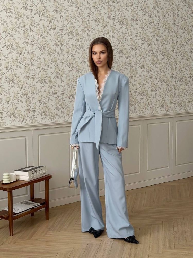 Женский костюм голубой
