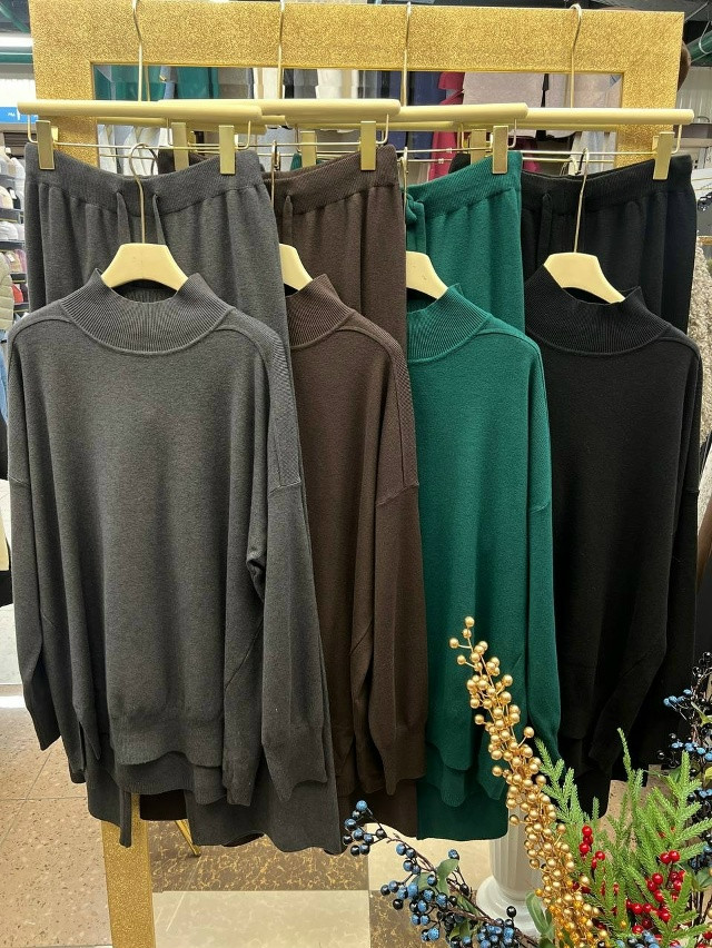 Женский костюм изумрудный