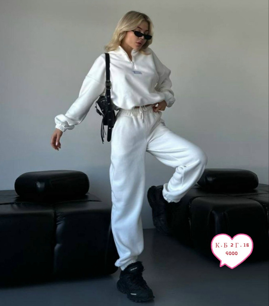 Женский костюм белый