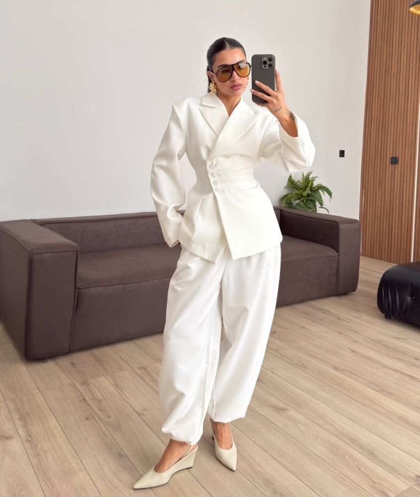 Женский костюм белый