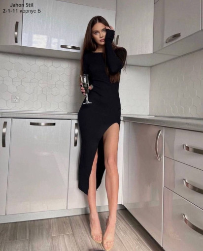 Притягательное платье с вырезом на спине и ноге в стройнящем чёрном цвете САДОВОД официальный интернет-каталог