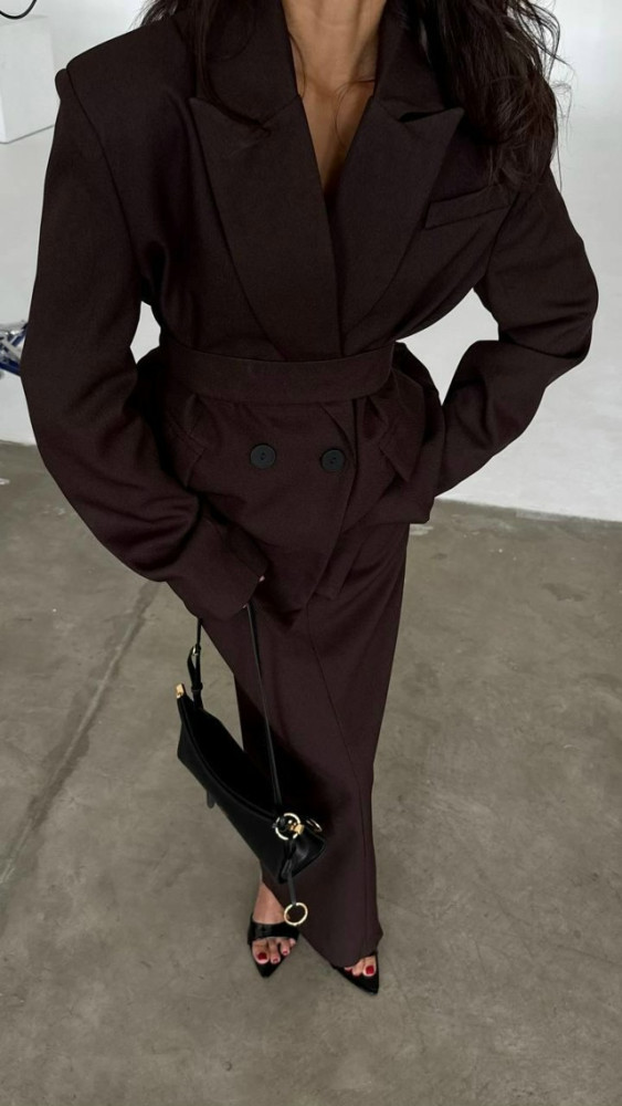 Женский костюм коричневый