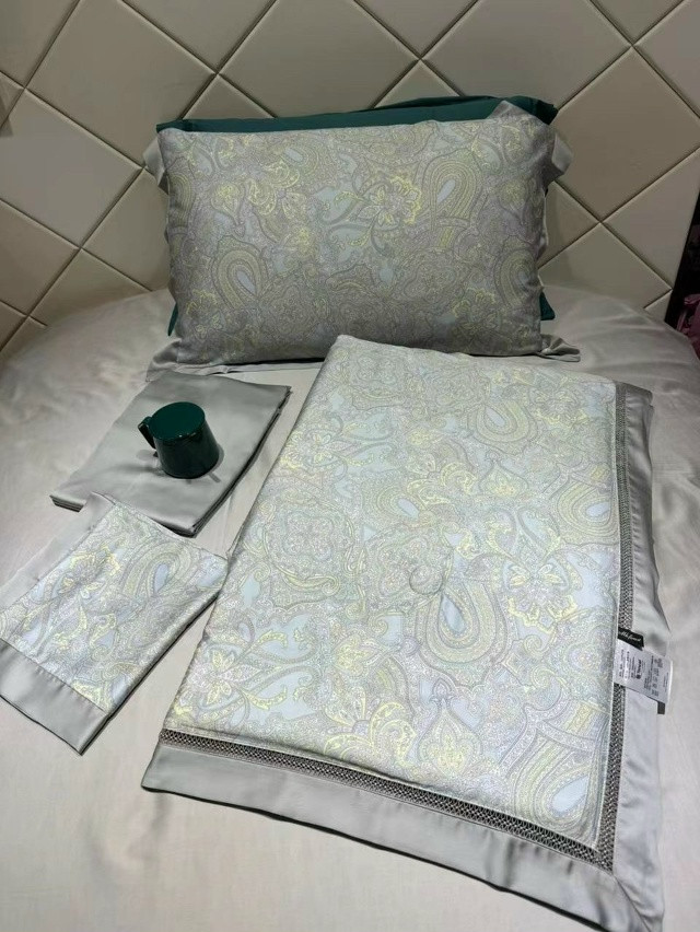 Комплект постельного белья с готовым одеялом 300ниток купить в Интернет-магазине Садовод База - цена 7000 руб Садовод интернет-каталог