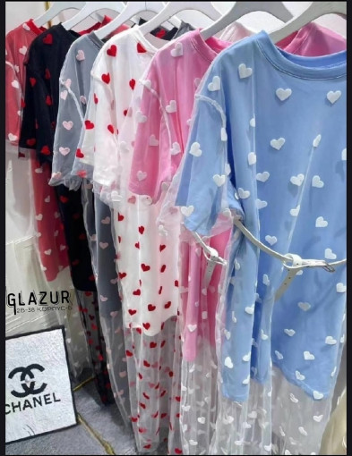 бомбовой  модель платья-футболки с сеткой, украшенной сердечками САДОВОД официальный интернет-каталог