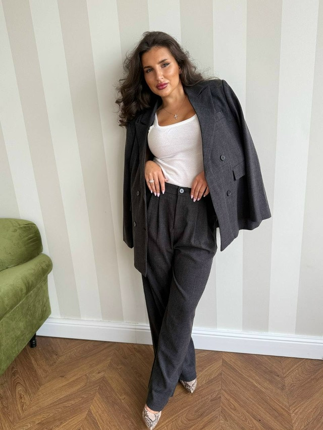Женский костюм серый