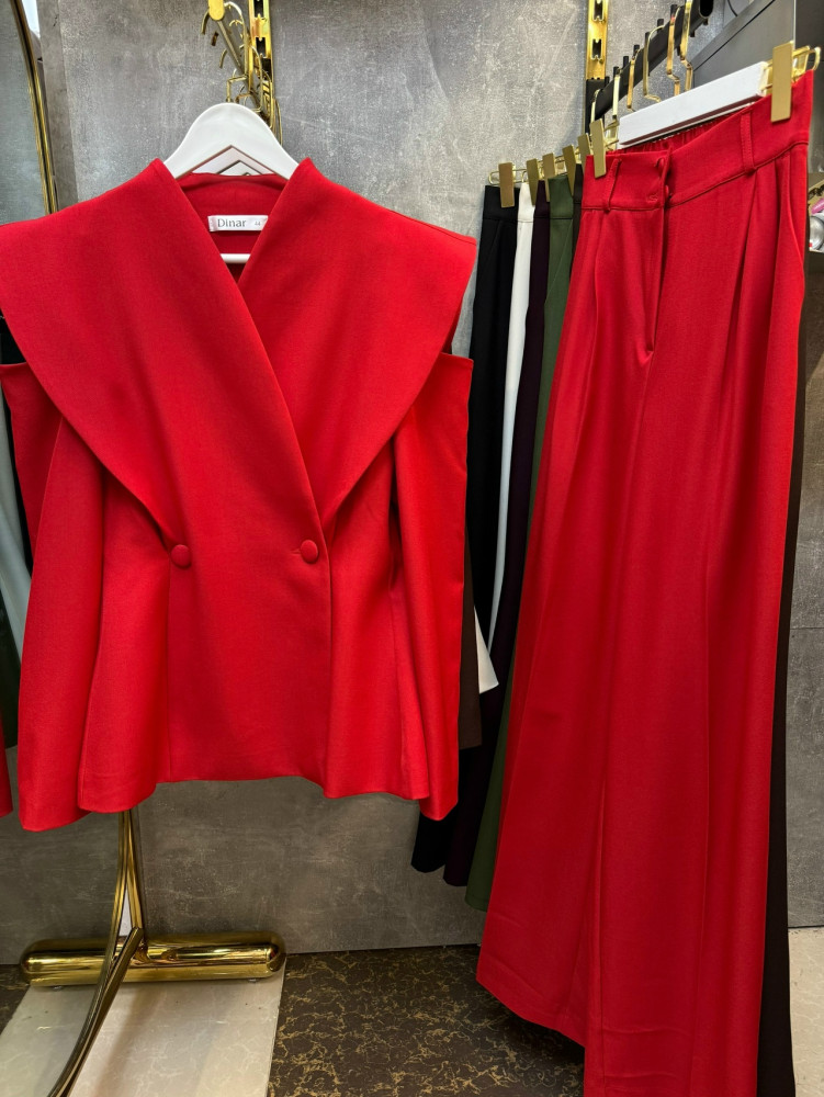 Женский костюм красный