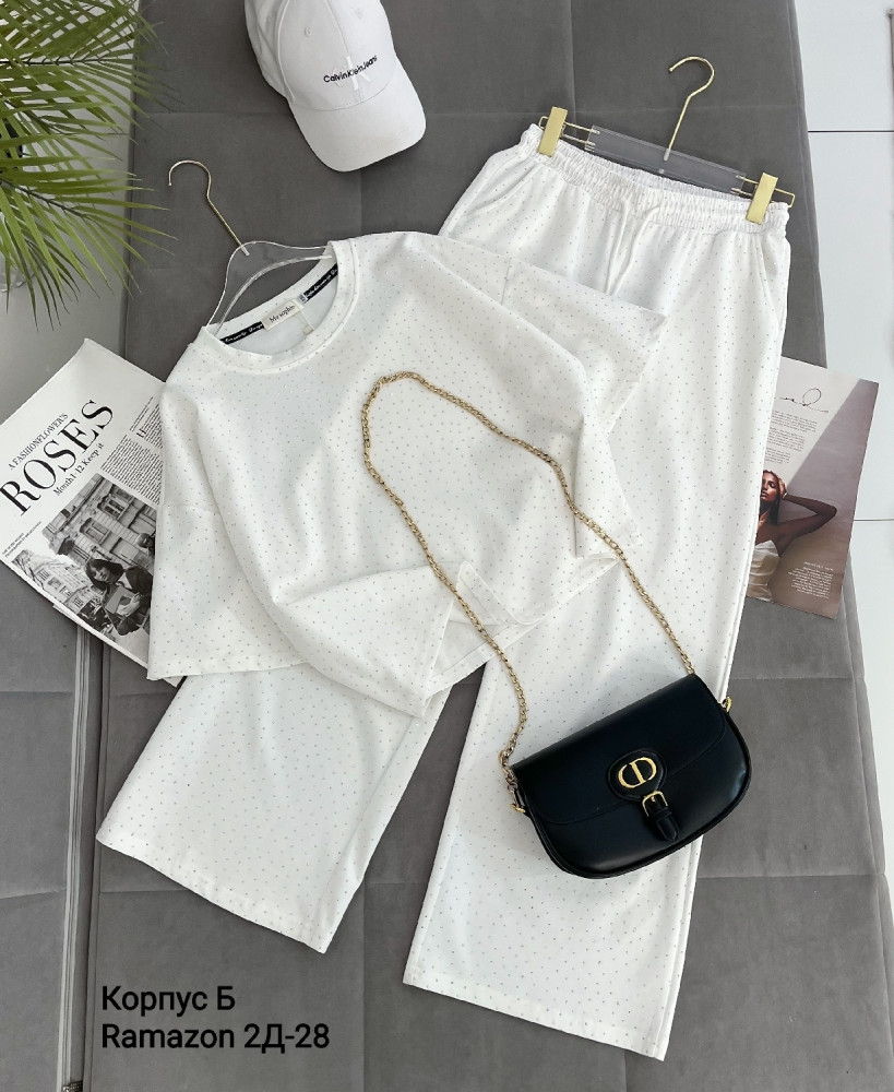 Женский костюм белый