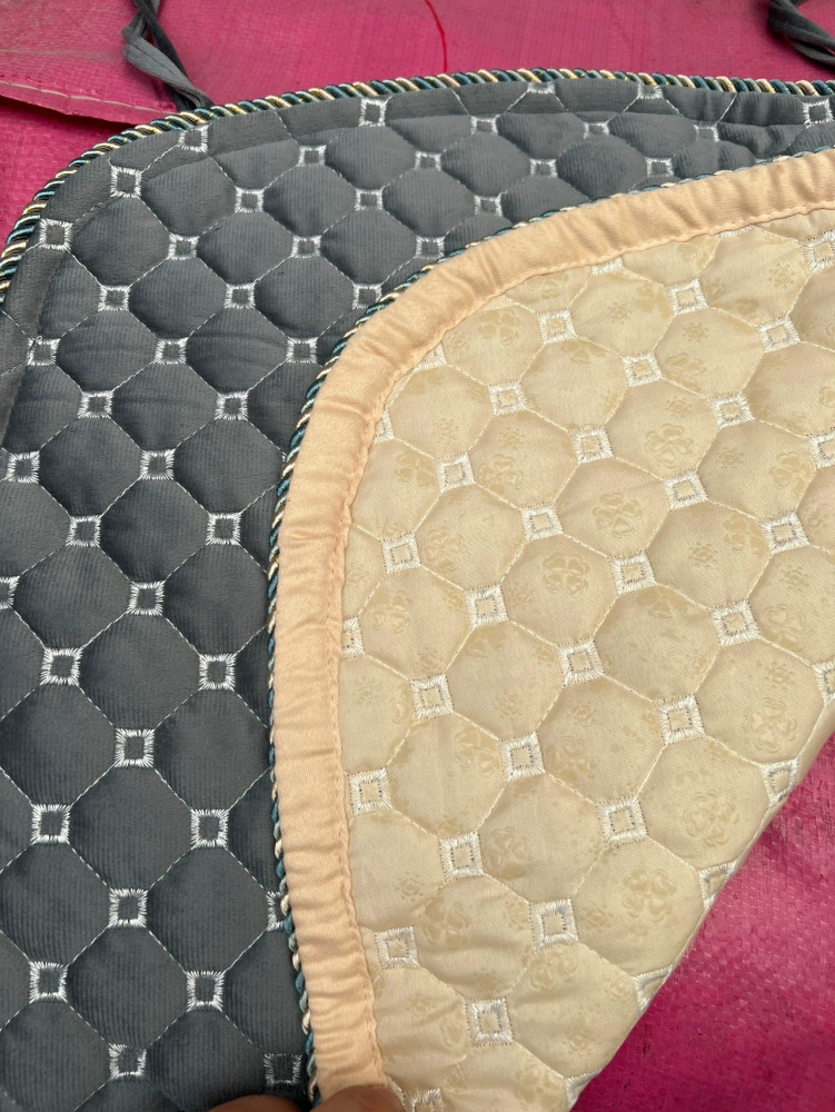 Сидушки на стулья на прорезиненной основе, верх ткани плотный итальянский бархат. купить в Интернет-магазине Садовод База - цена 350 руб Садовод интернет-каталог