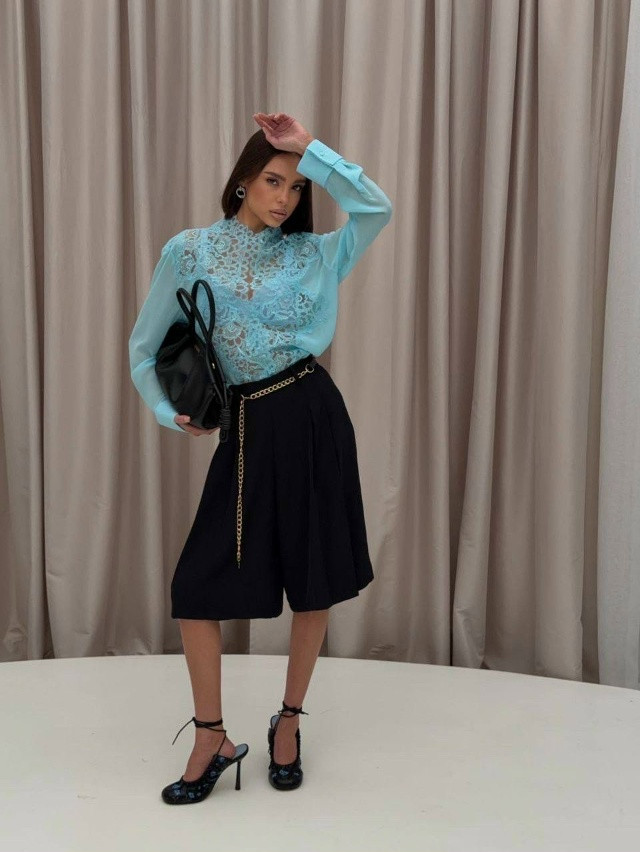 Блузка голубая