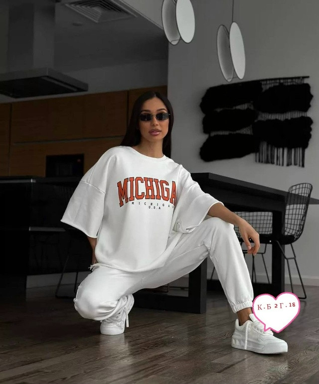 Женский костюм белый