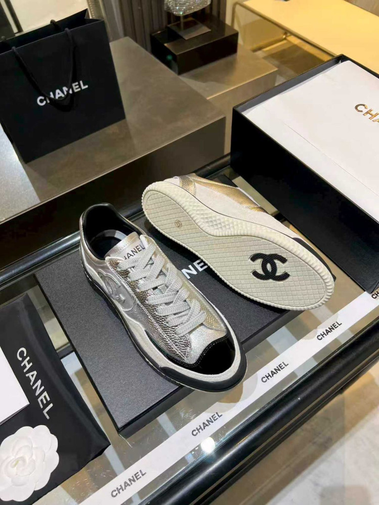 Кроссовки женские серебристые