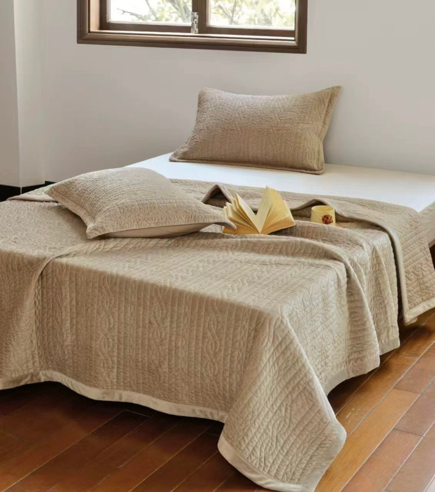 Покрывало стеганное на кровать с двумя наволочками купить в Интернет-магазине Садовод База - цена 2800 руб Садовод интернет-каталог