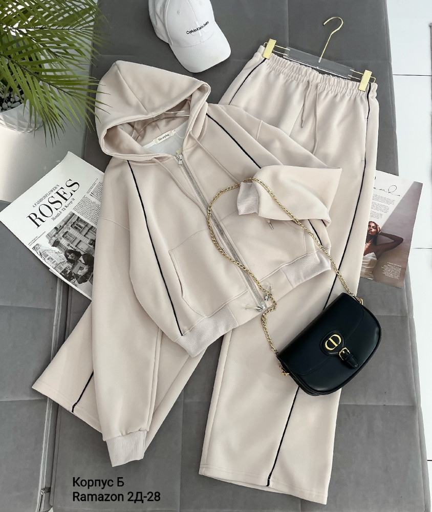 Женский костюм бежевый
