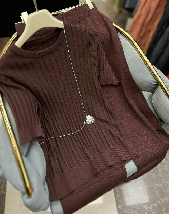 Женский костюм коричневый