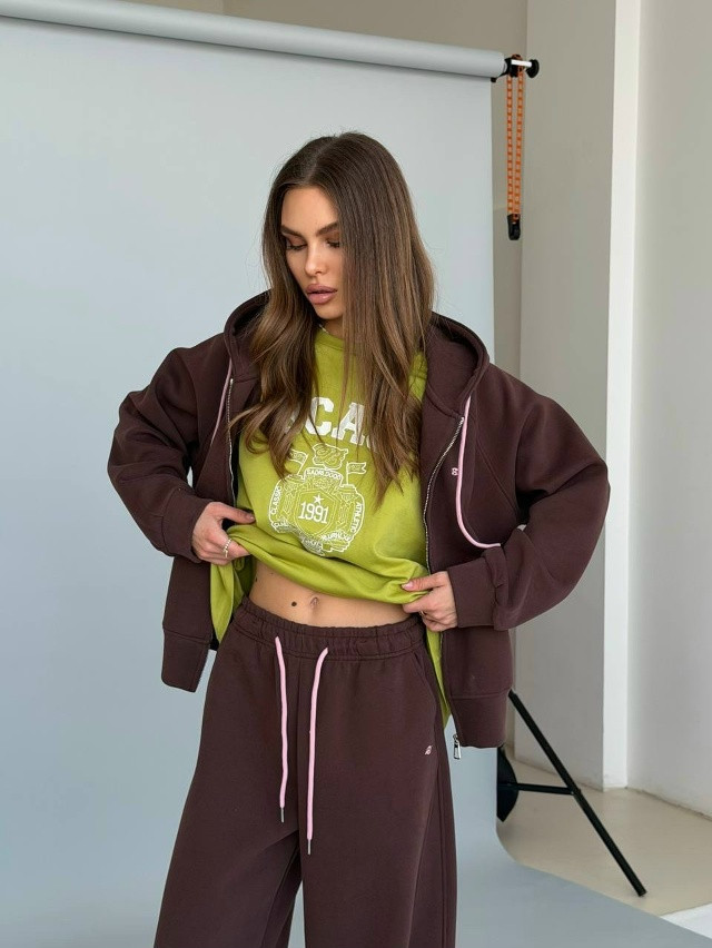 Женский костюм коричневый