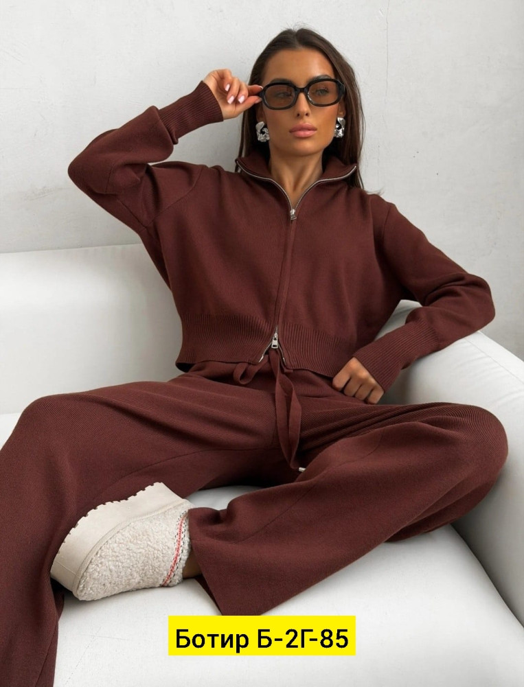 Женский костюм коричневый