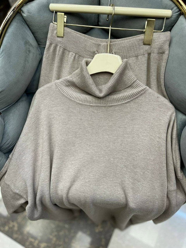 Женский костюм коричневый