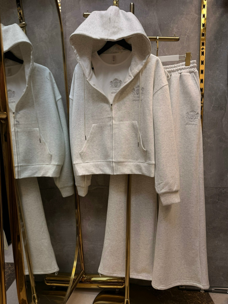 Женский костюм светло-серый