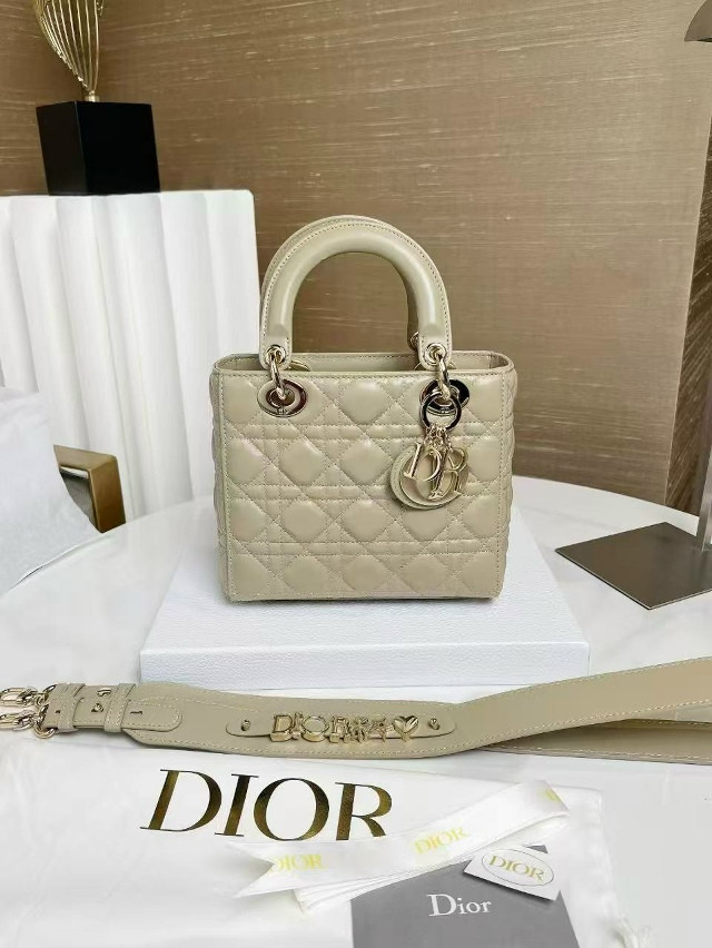 Женская Сумка Качество Premium New Collection Состав: 100% Телячья кожа купить в Интернет-магазине Садовод База - цена 22000 руб Садовод интернет-каталог