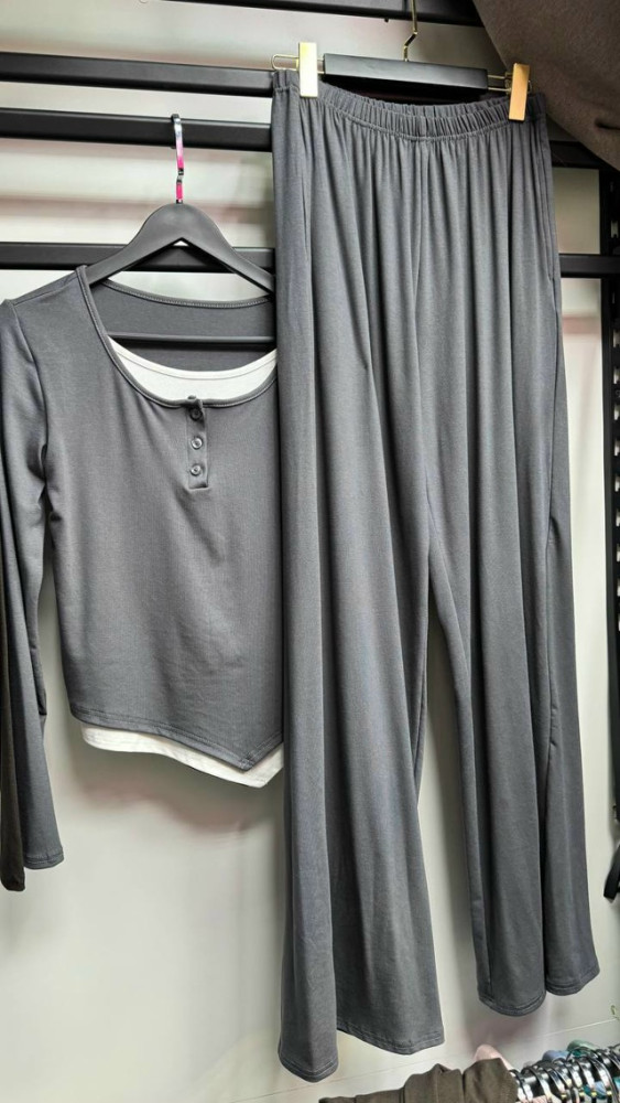 Женский костюм серый