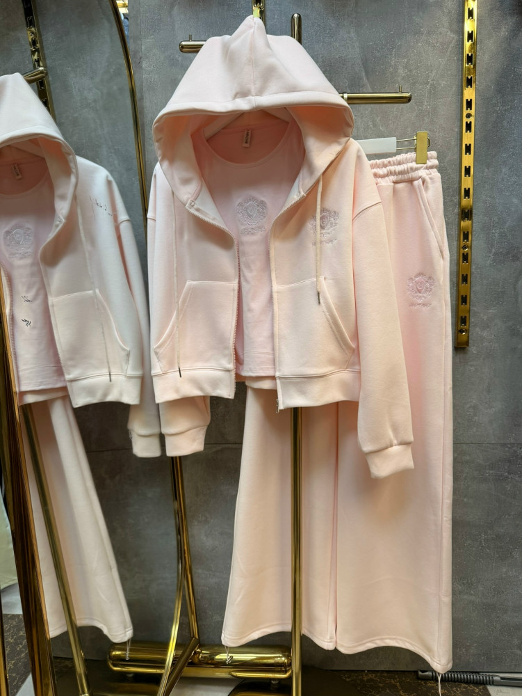 Женский костюм розовый