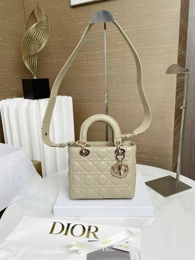Женская Сумка Качество Premium New Collection Состав: 100% Телячья кожа купить в Интернет-магазине Садовод База - цена 22000 руб Садовод интернет-каталог
