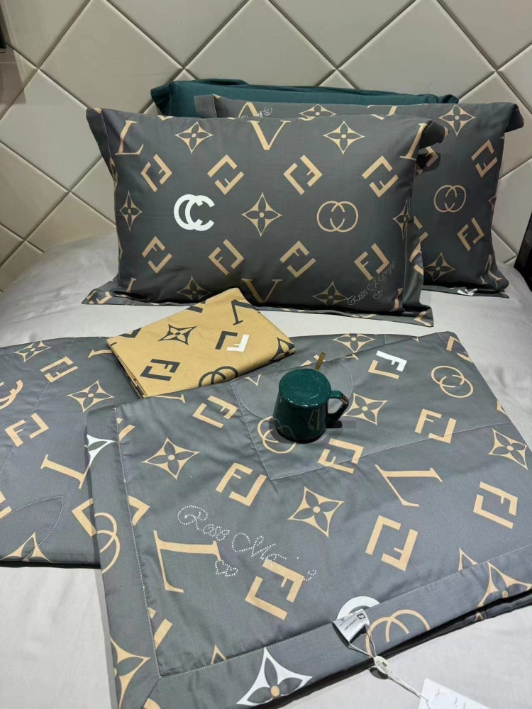 Постельное белье с готовым одеялом ❤️ купить в Интернет-магазине Садовод База - цена 3600 руб Садовод интернет-каталог