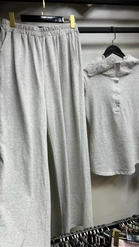 Женский костюм серый